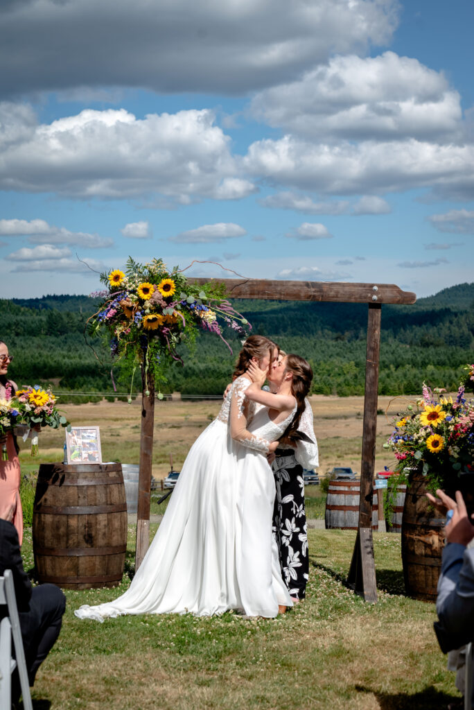 first kiss at a wedding overlooking Eugene Oregon wine country